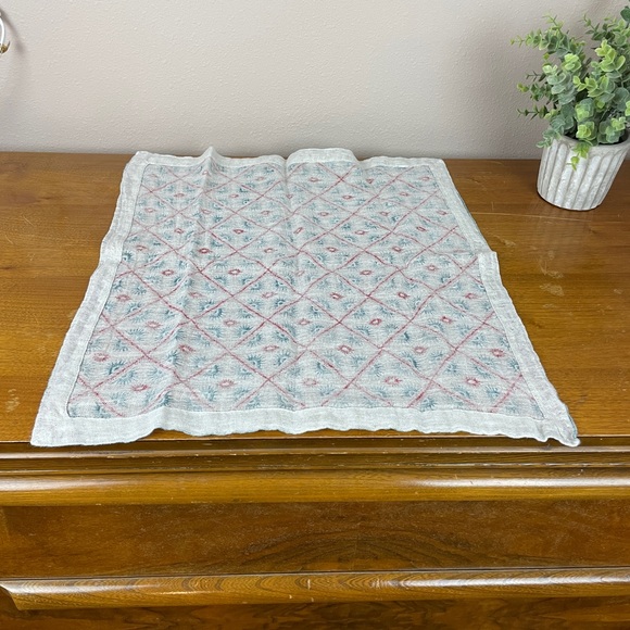 2 linen Crate & Barrel napkins - Picture 3 of 3